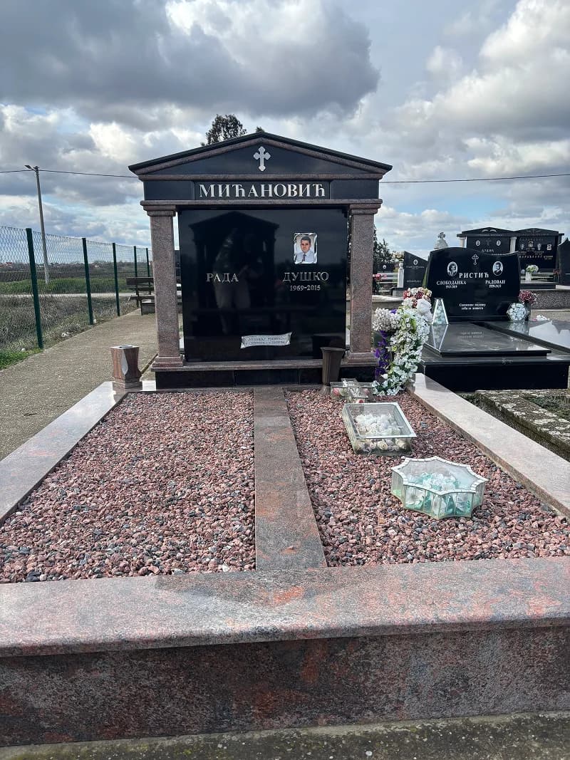 Granitni nadgrobni spomenici